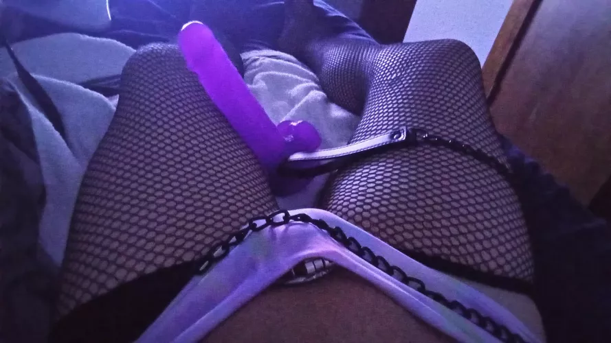 Yes, the leash is attached to my cage ;)