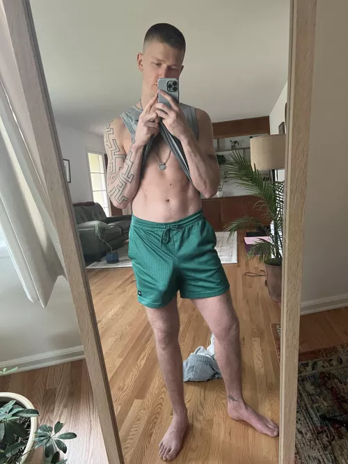 Anyone else love going commando to show off what they’re packing ?? 😈😈