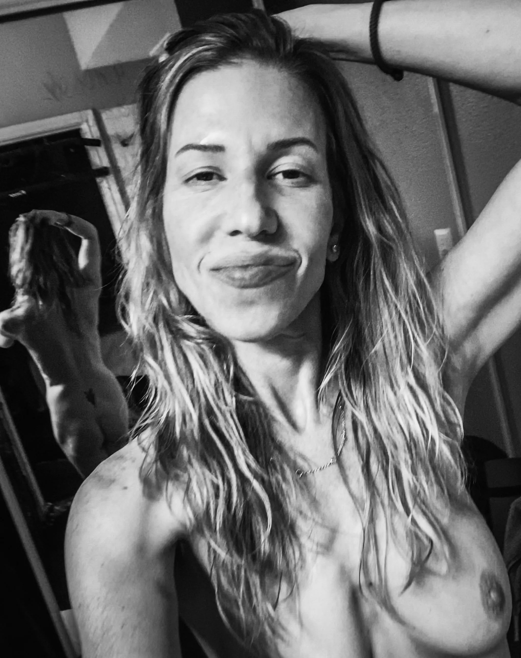 Cheeky Mirror-Selfie