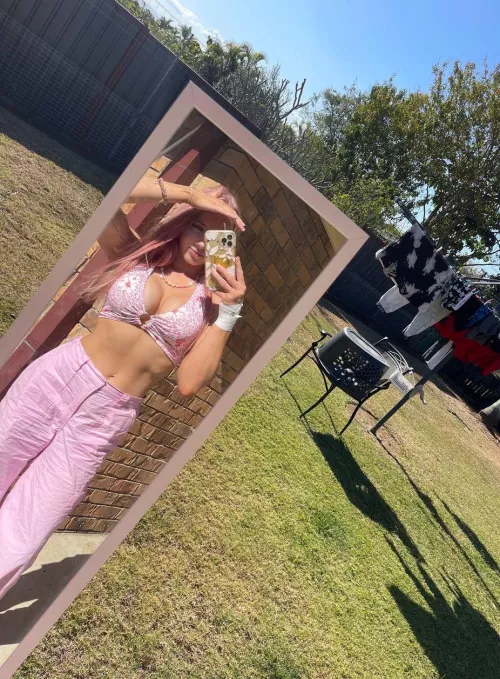 fun fact... no one has ever kissed my bellybutton