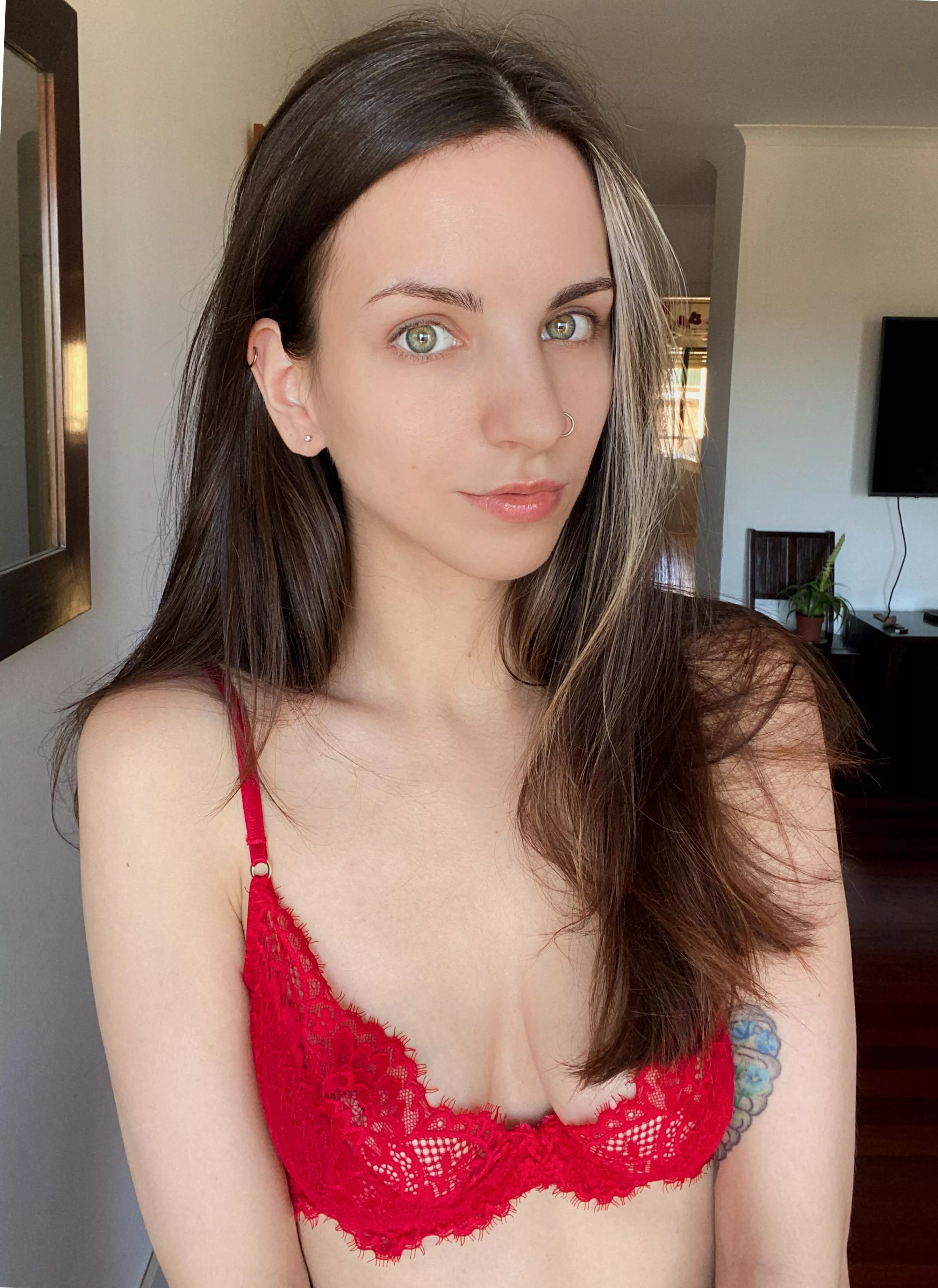 I think red makes me look good [f]