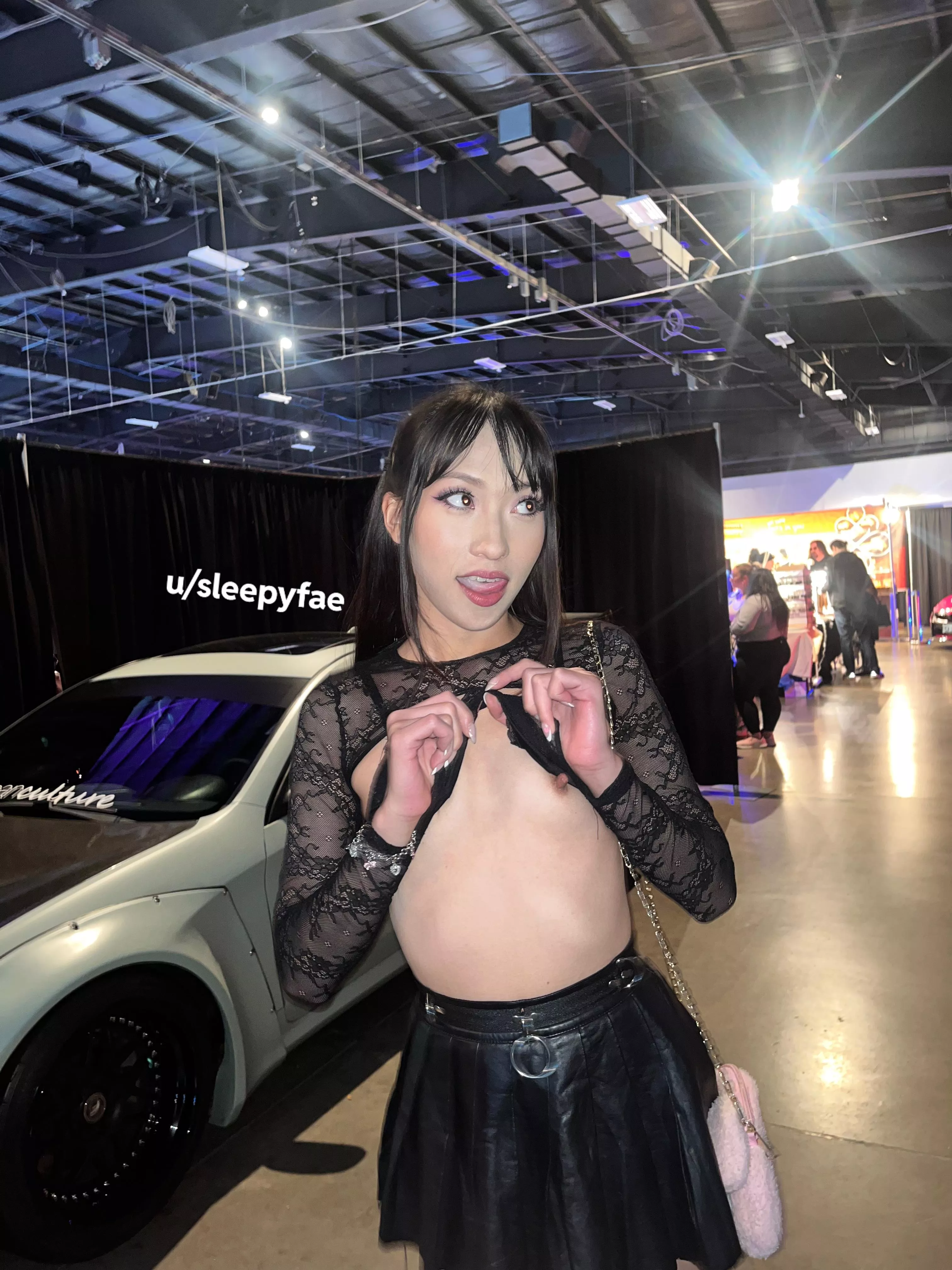 the guy who owned this car at the convention loved watching me take nudes with it✨
