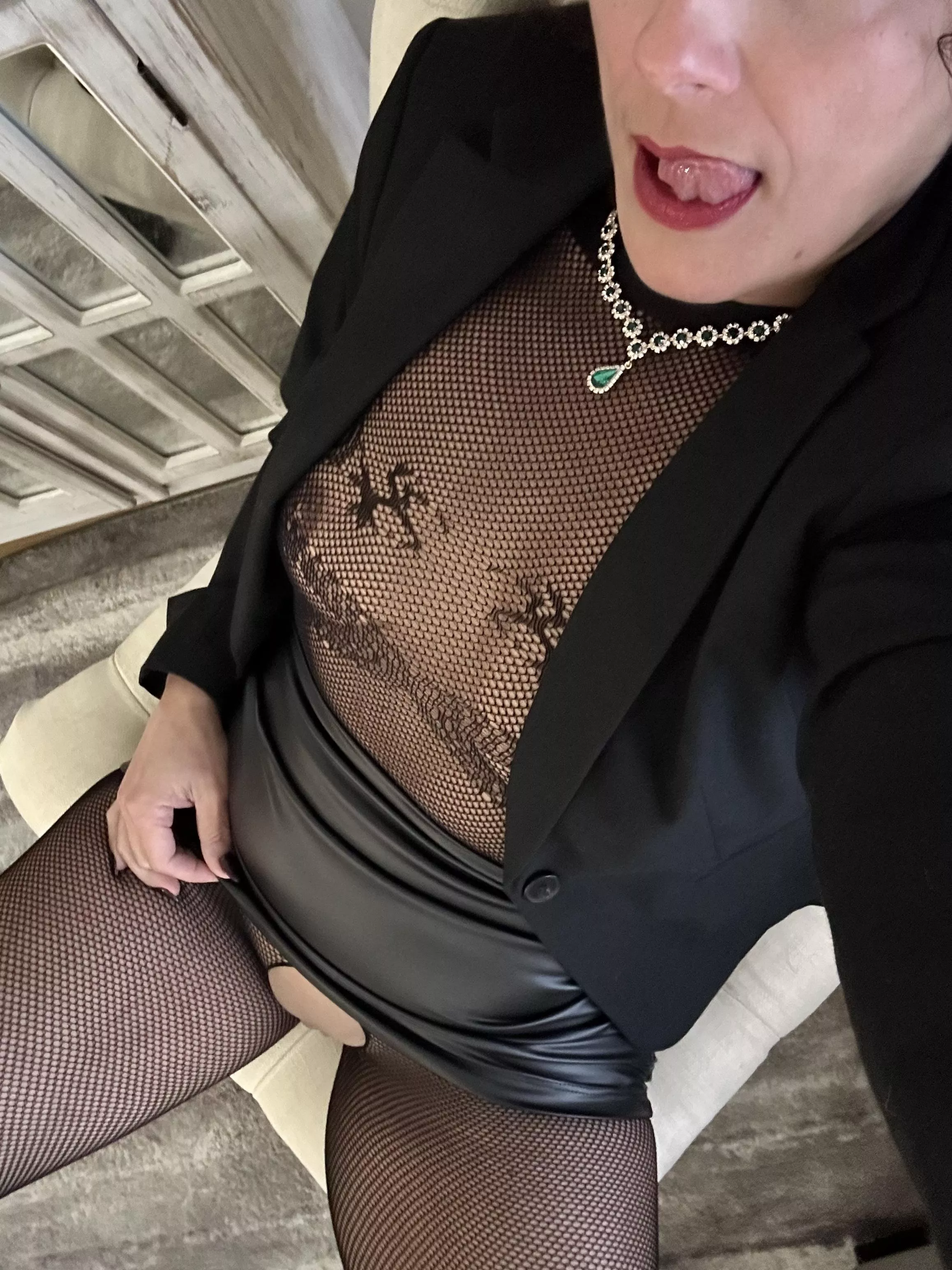 This milf gets all wet with her fans help. Say hi to this milf at the link below.