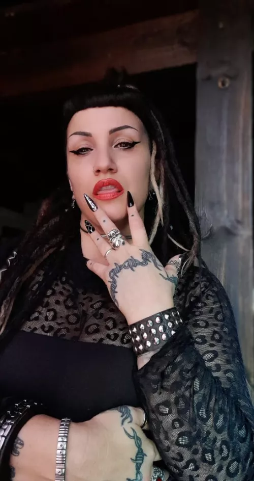 Can this big beautiful girl deserve a little love, can't she?