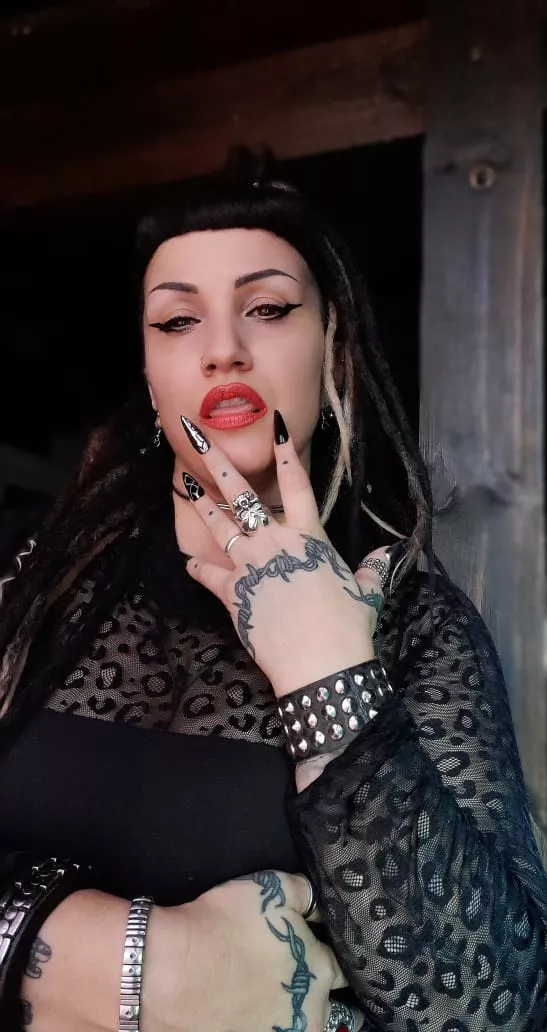 Can this big beautiful girl deserve a little love, can't she?