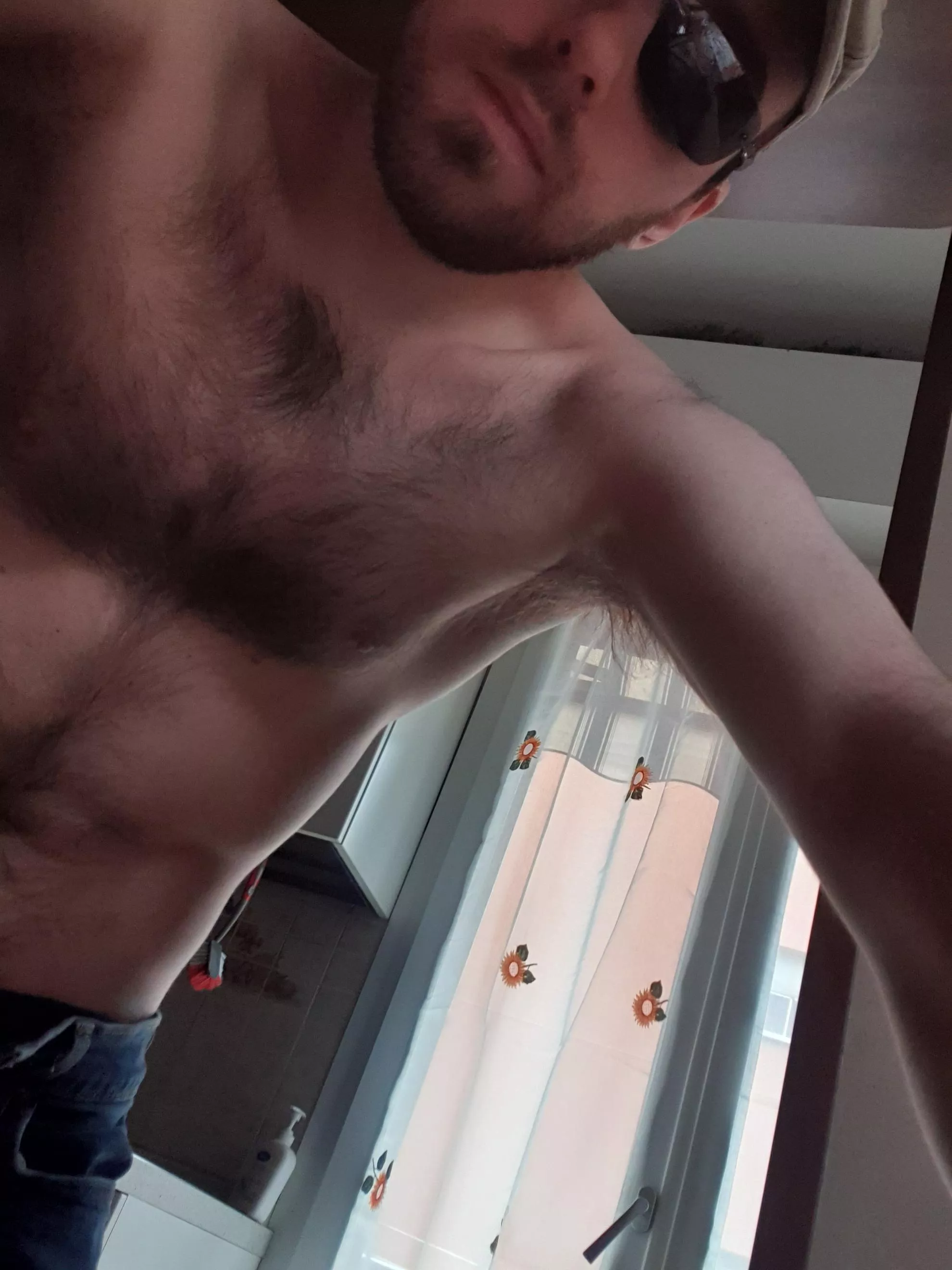 Do you like more the armpits with raise arms or like this?