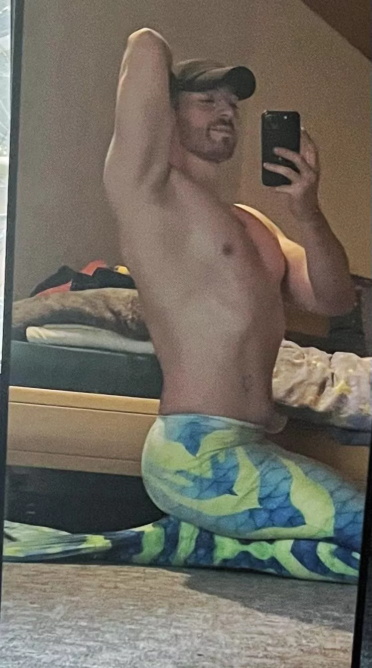 I just wanna be part of that world… I know the quality sucks cause my mirror is so small and I had to go so far away but I love this tail💚😍