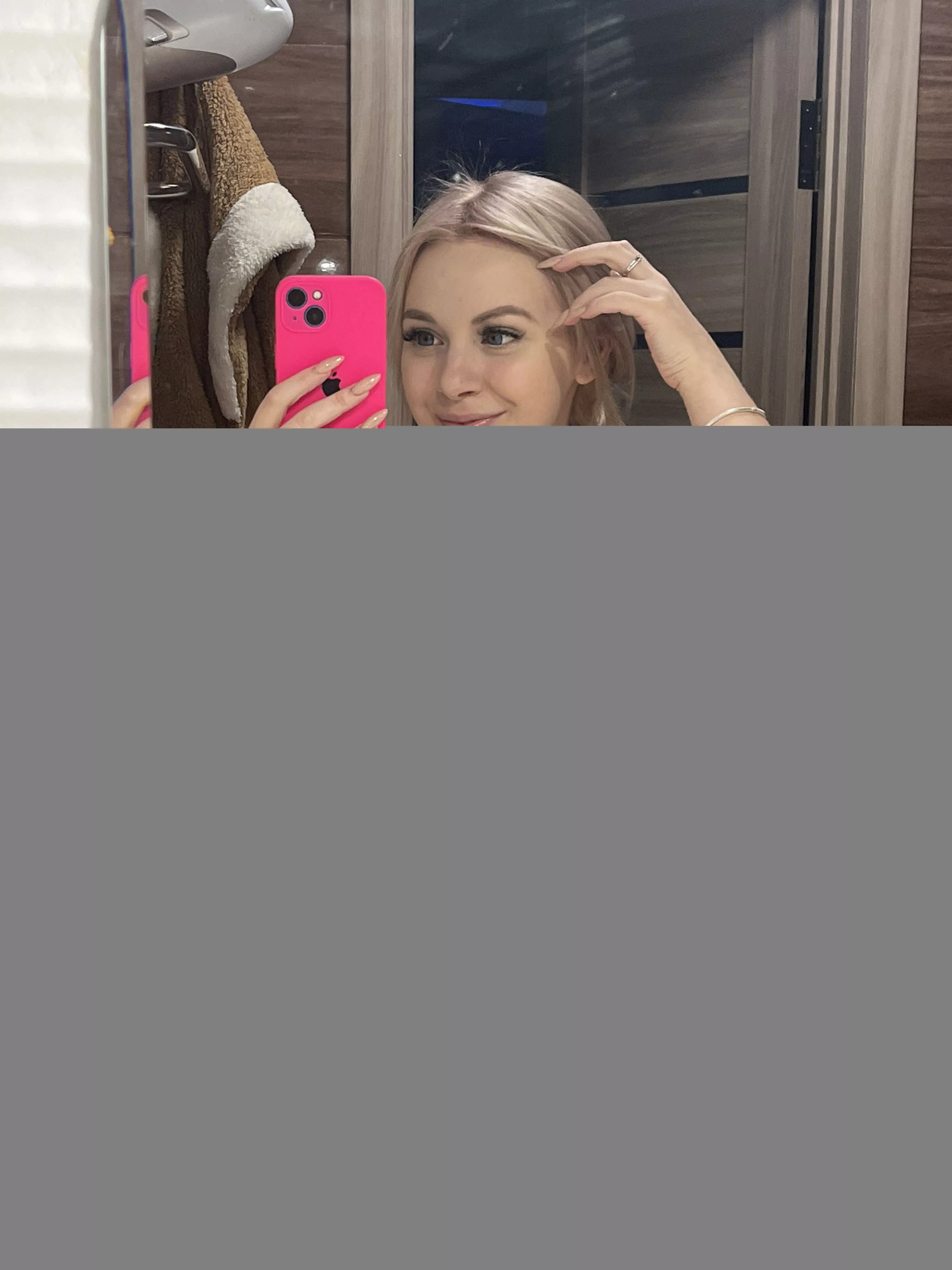 Kiss me like there's no tomorrow, baby!