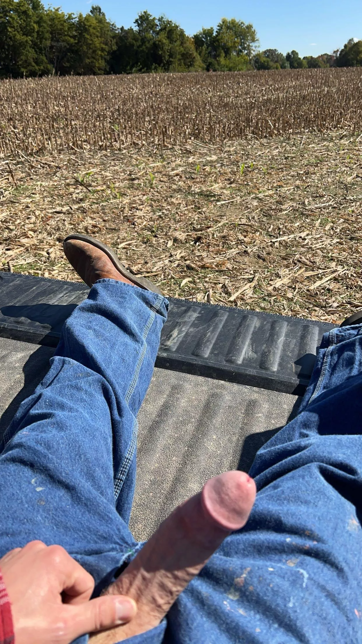 My way of relaxing after a long days work😏🌾