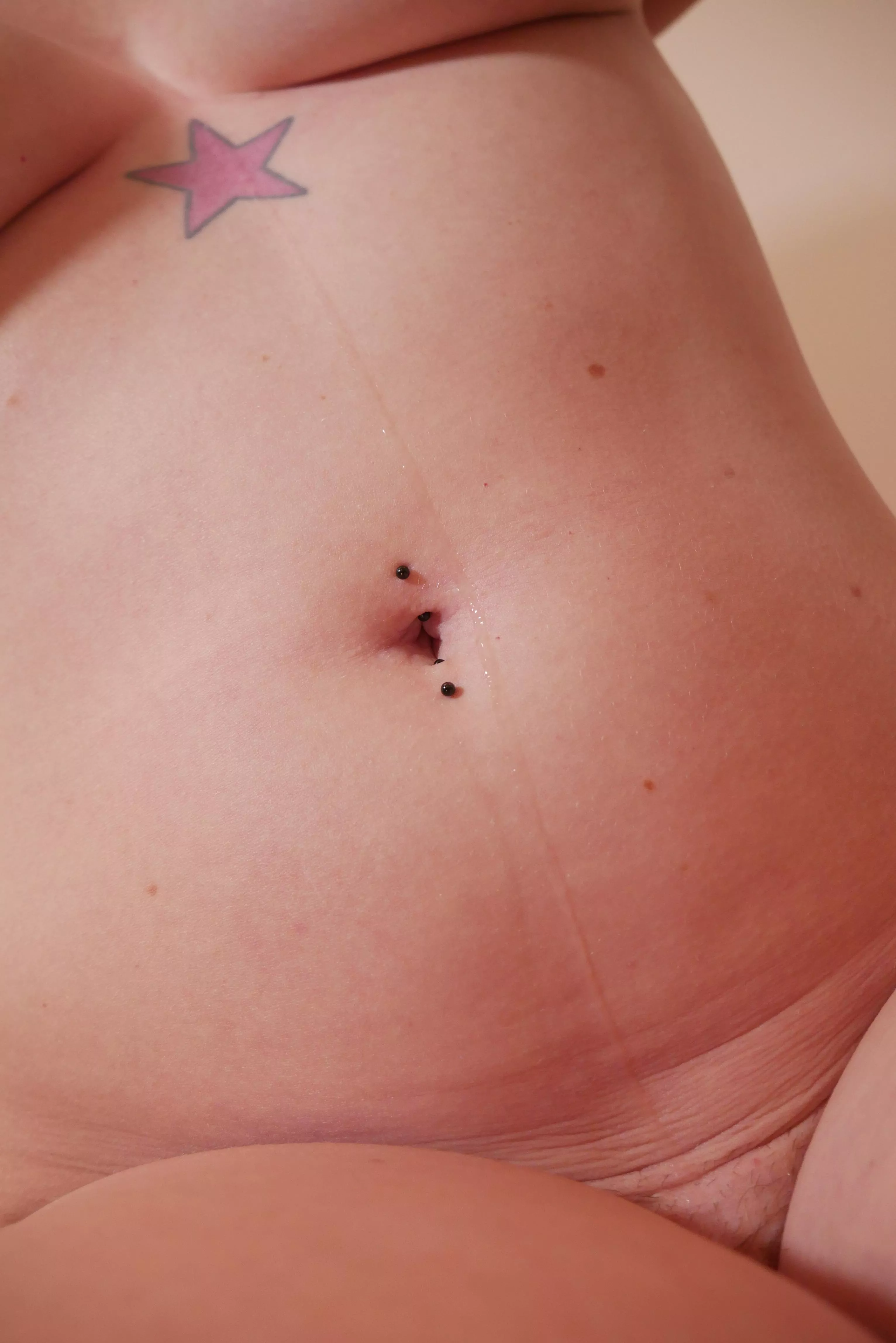 Showing off my bellybutton last night 😈