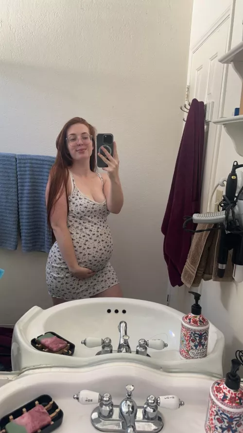 Sundress season is never over for this pregnant girl
