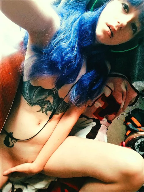 Trading nudes for expansions and cumming on discord