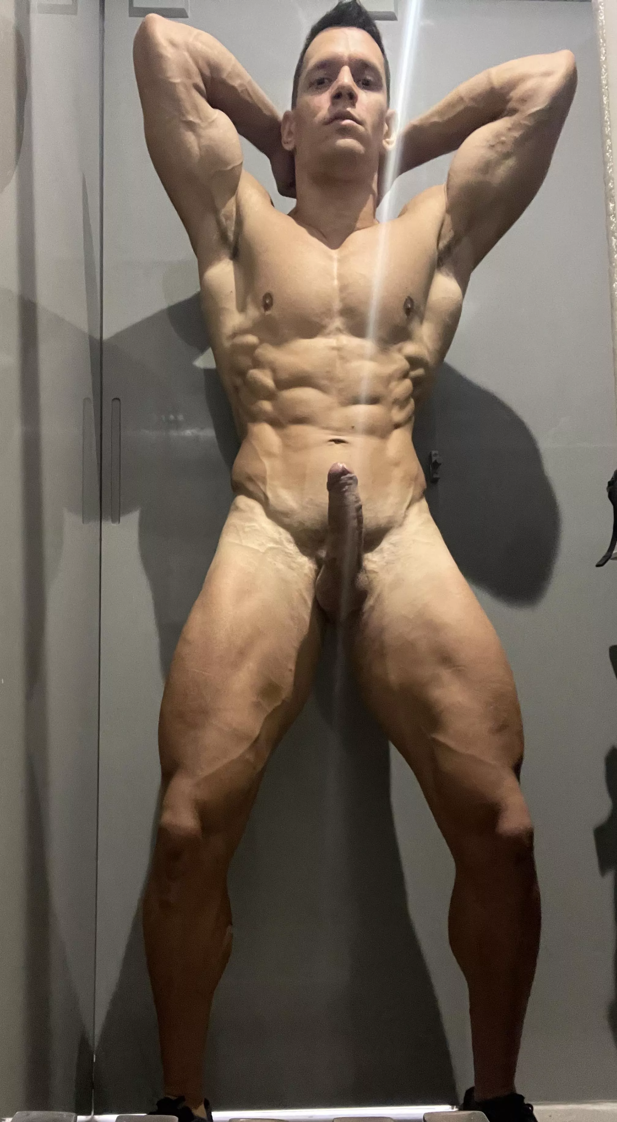 Wanna smell my pits after workout?😜