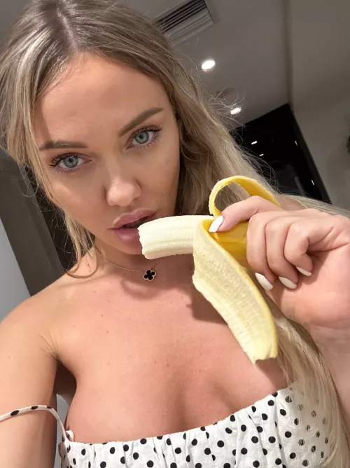 Blondes loves banana