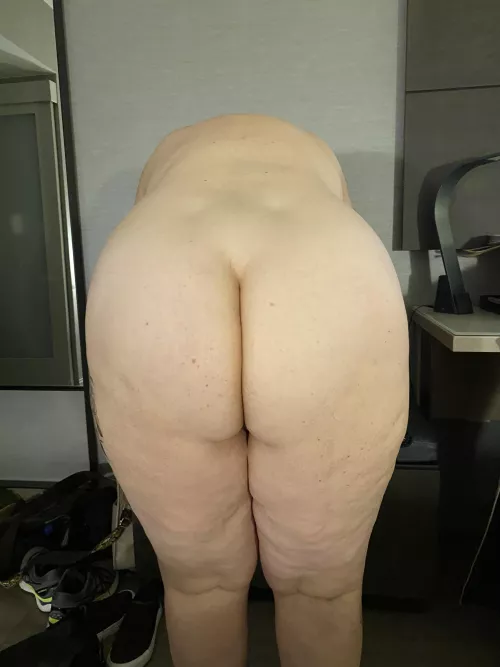 Could someone tribute my mature curvy ass for me?