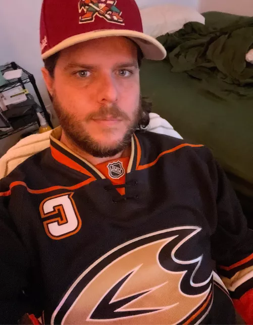 I know conflict of interest 😂 any other gaybros watching hockey tonight? Anyone can hmu too
