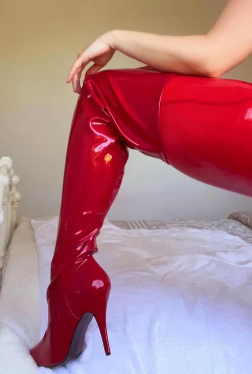 Mistress and her red boots 👠