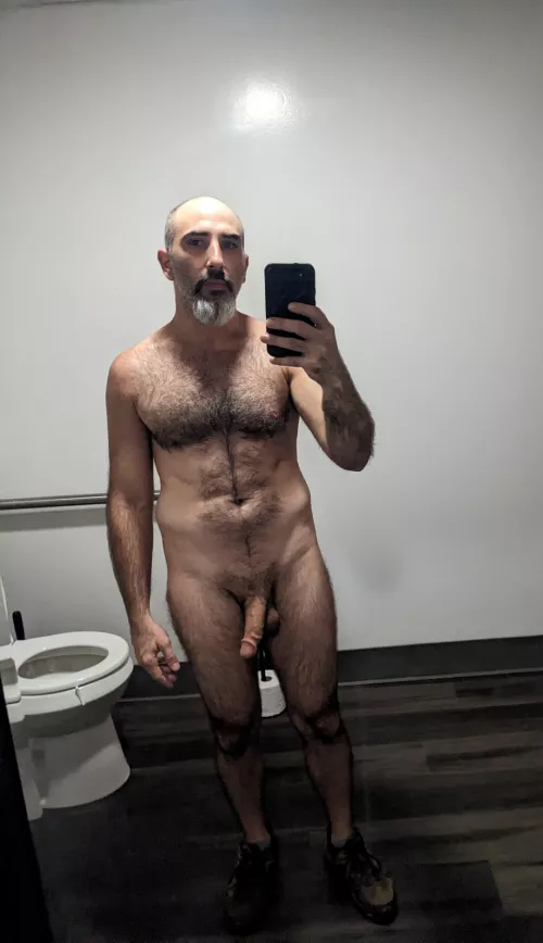 Nothing but my shoes on😏