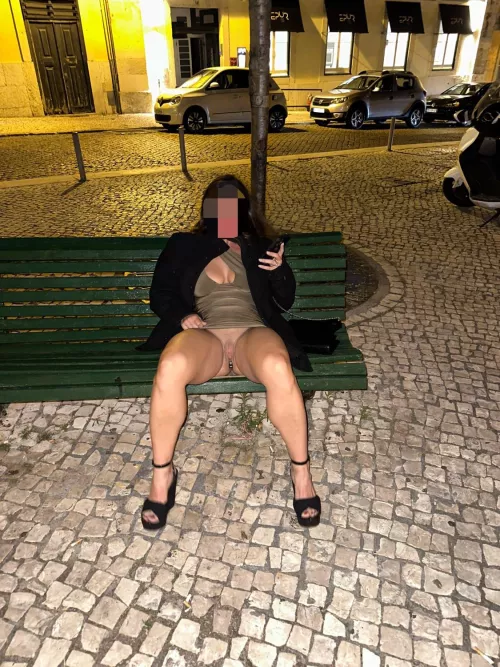 Plugged and pantiless [f]