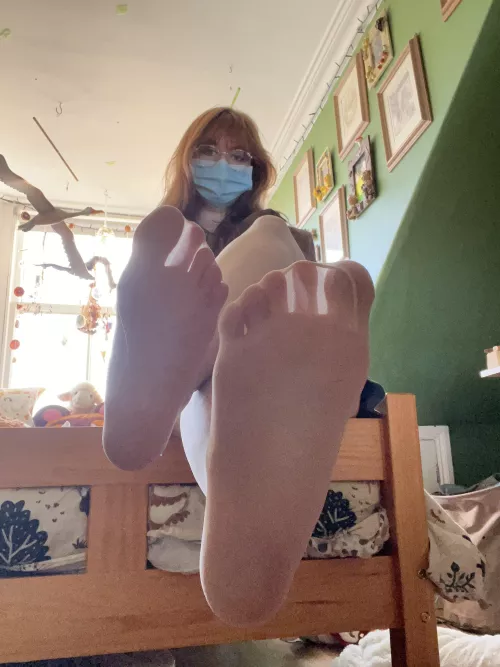 Wearing nylons today~