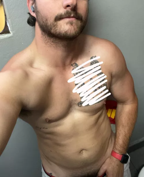 Why do gym selfies feel so weird