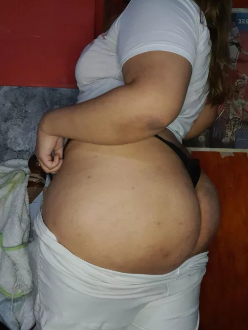 Would you grab this Latina BWW ass?