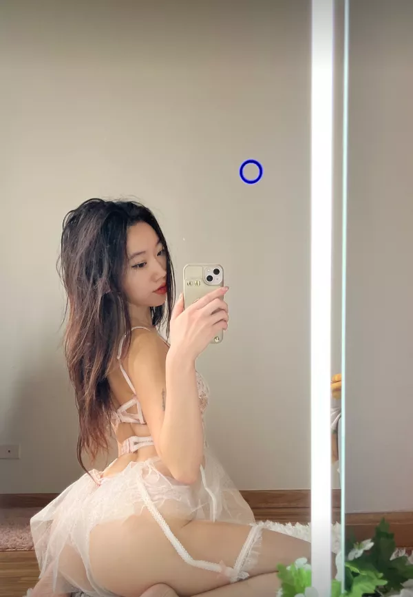 Don’t worry, your computer is not frozen. You’re just stunned by my beauty.