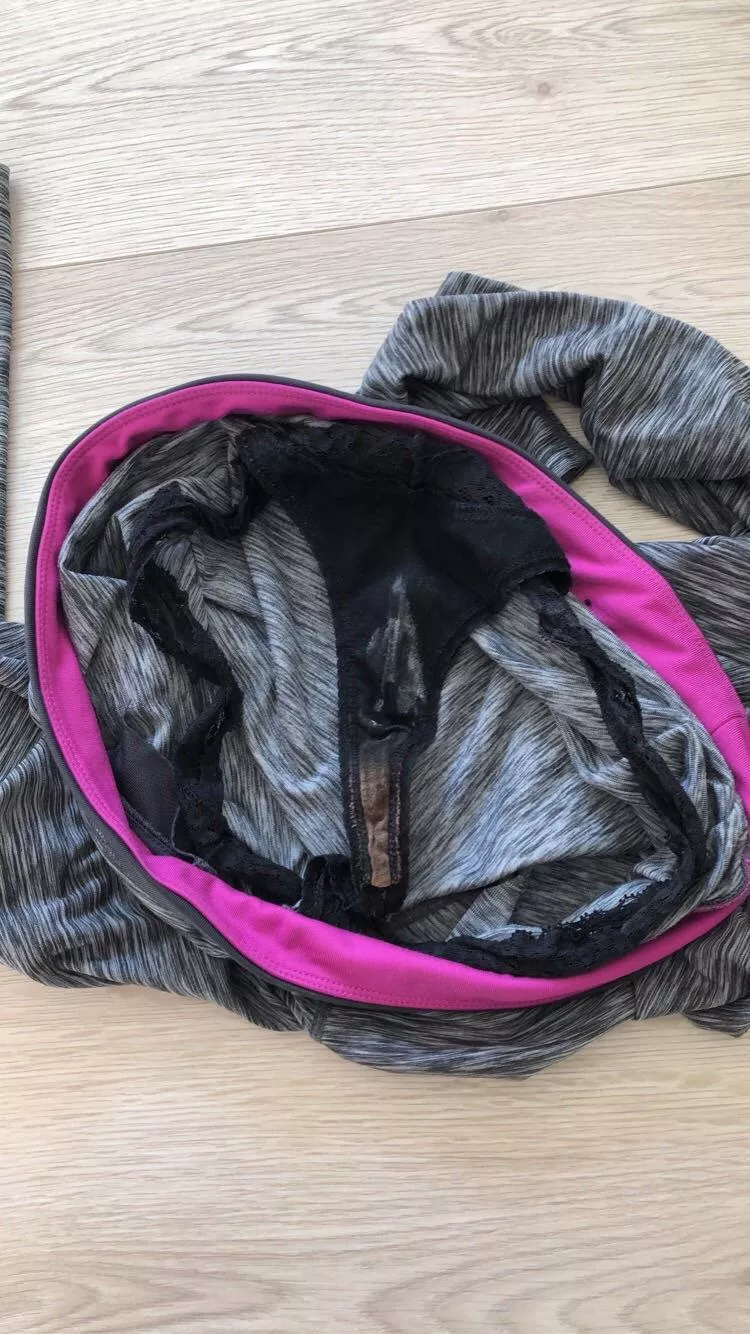 Guess running really made my Roomie (F24) wet and horny! Smelled so sweaty and dirty! 🤩