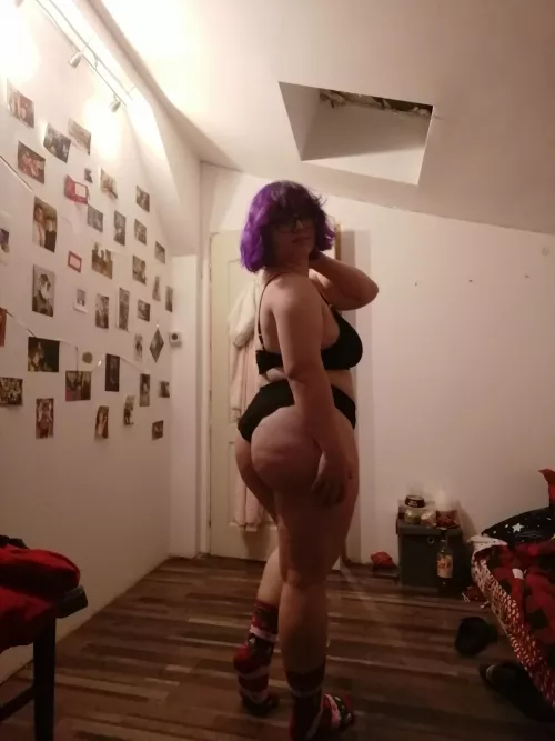 its harder to keep the Goth aesthetic when I strip down, but I try. Does it work?