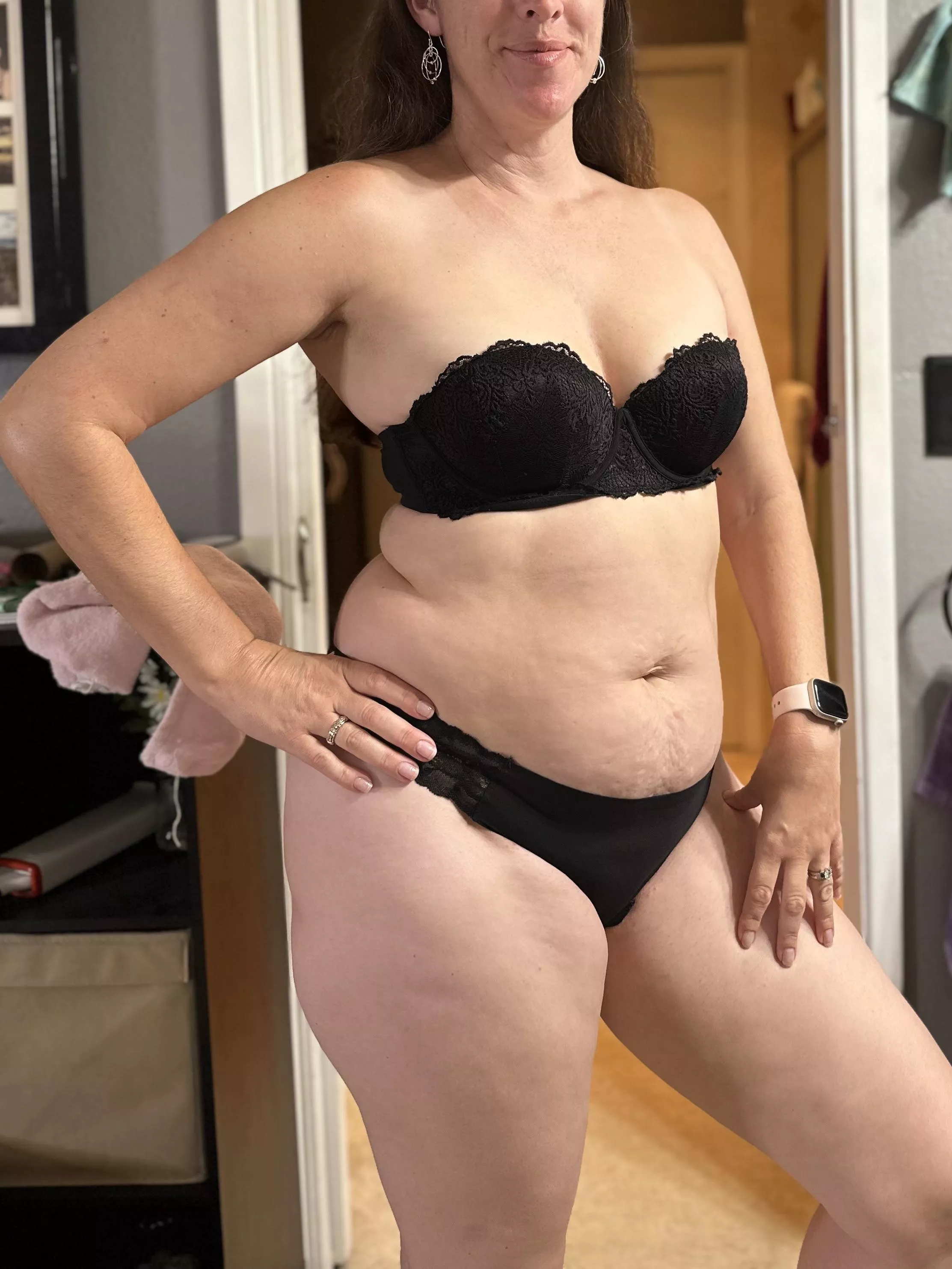 Mombods still look good in matching bra and panties right?