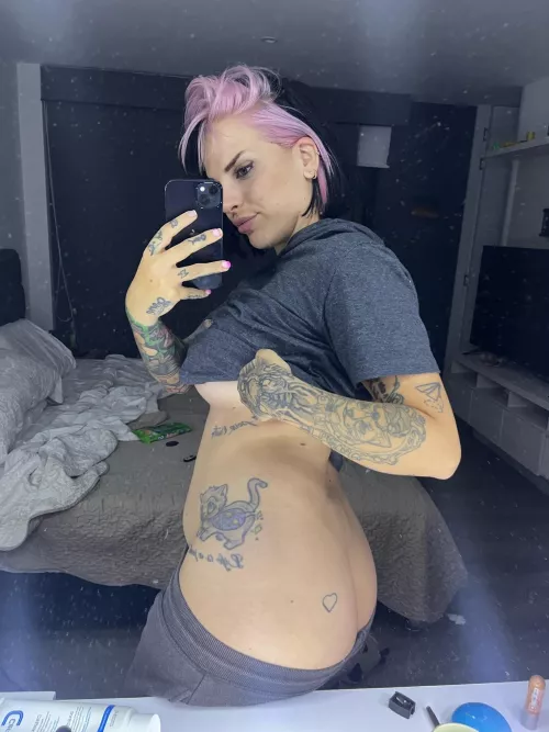 Pink hair or the big ass?