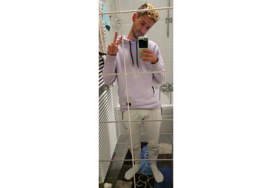 Seeing what Star Rail is all about. Also sweatpants win. Seeing what Star Rail is all about. Also sweatpants win.