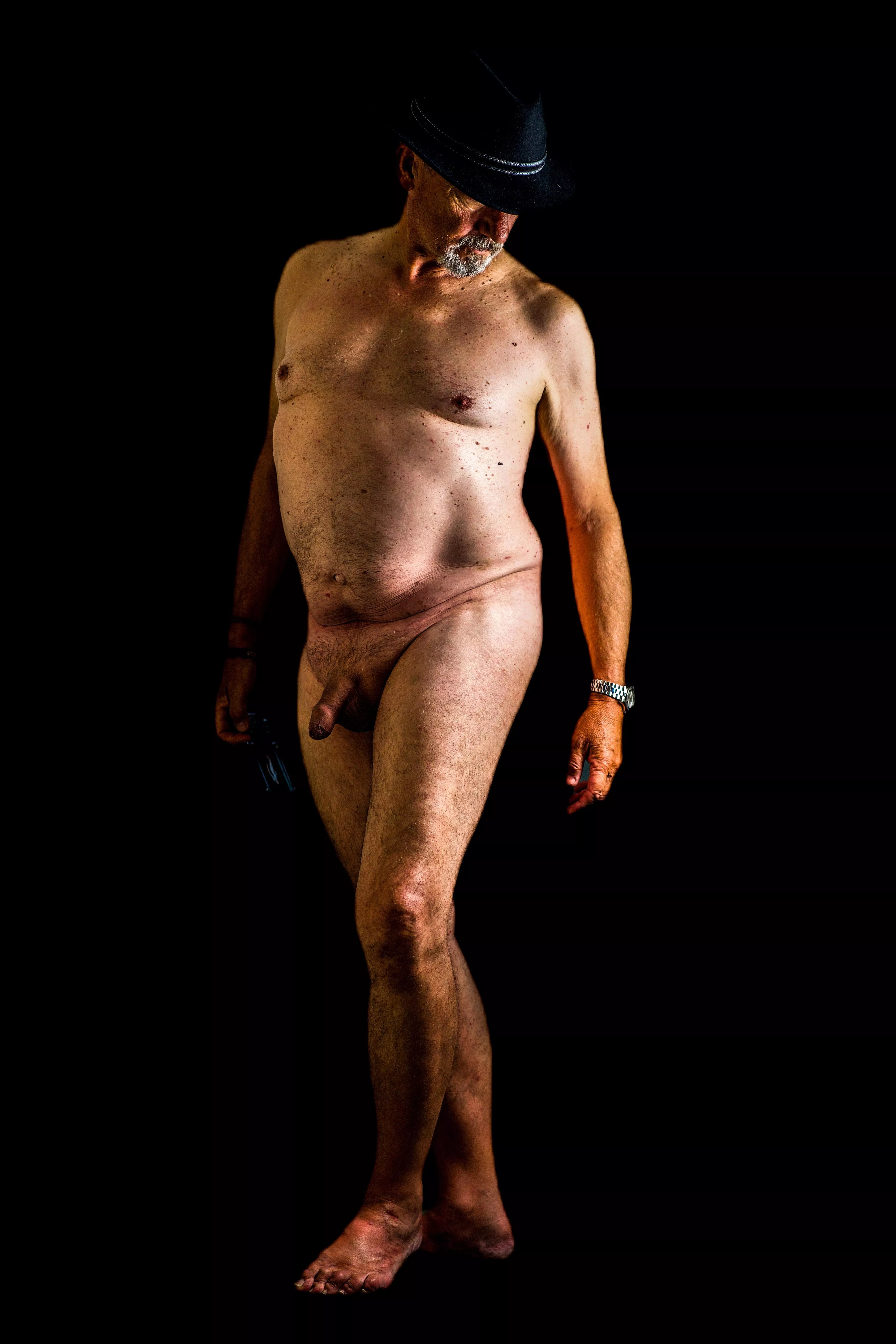 Stand and reflect (male full body)