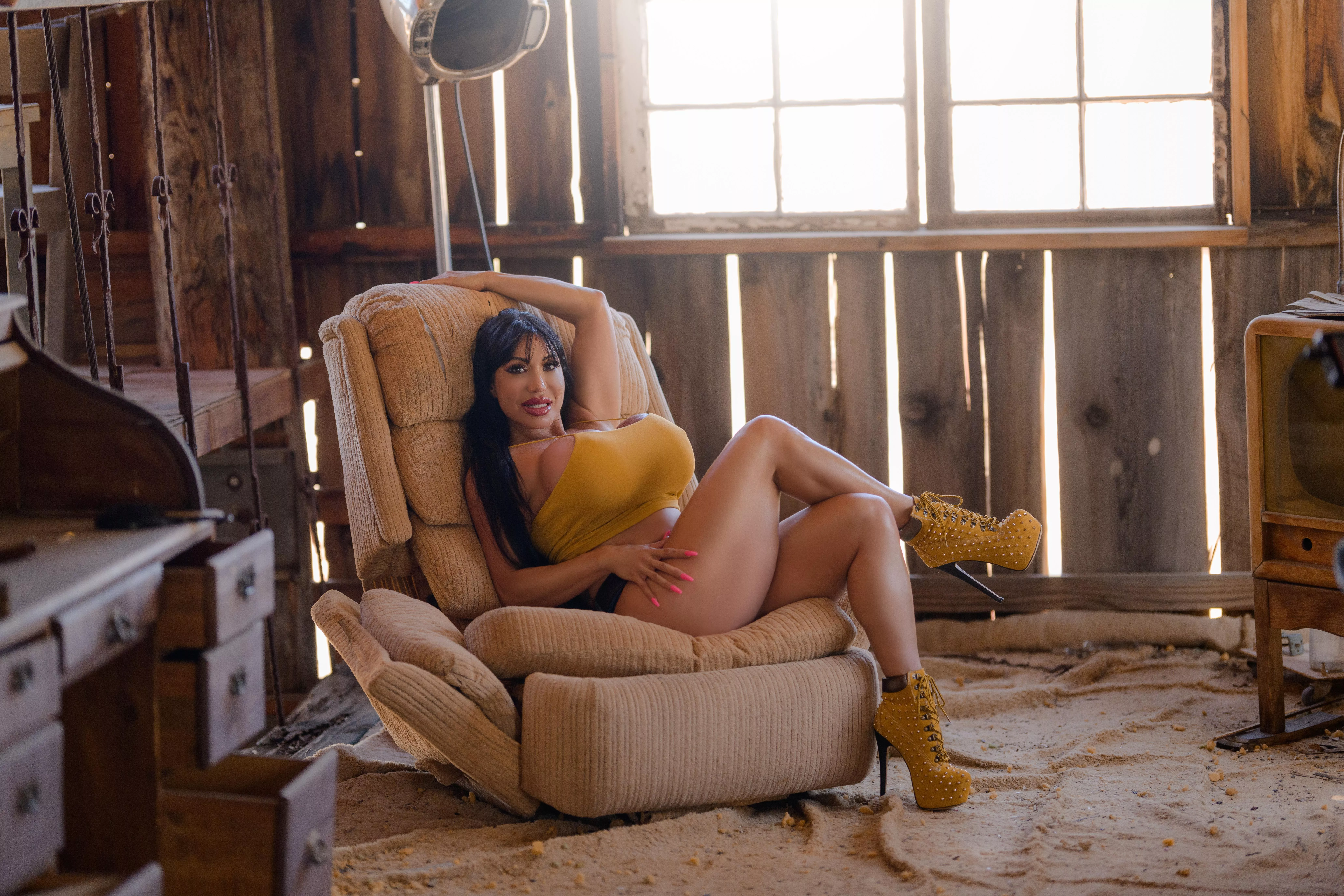 Wanna break in this broken ass chair? Let’s fuck!