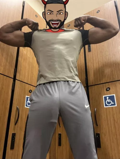 Bulging hard at the gym! 💪🏽🥵