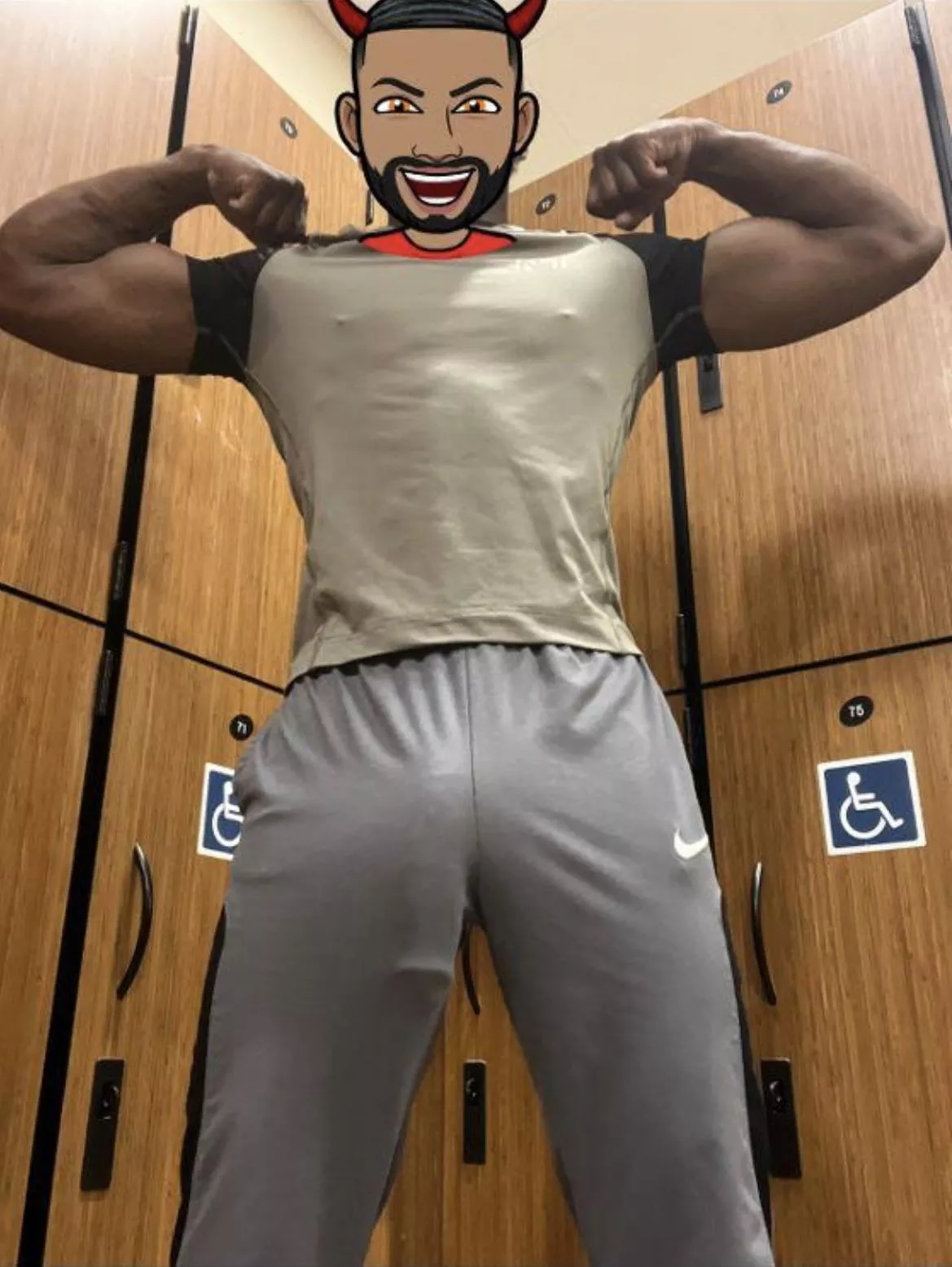 Bulging hard at the gym! 💪🏽🥵