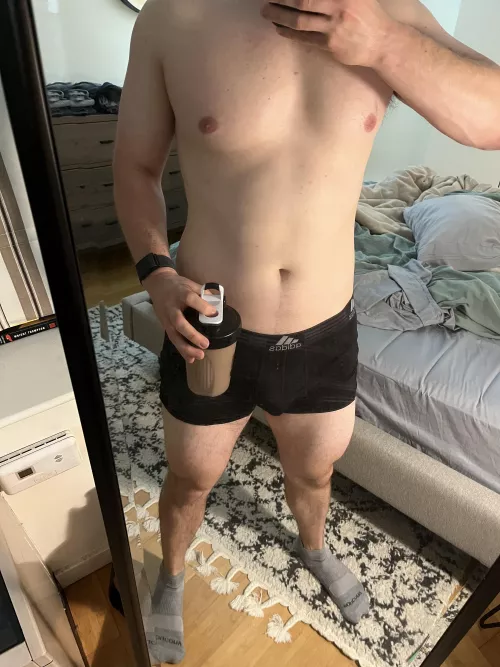 Does the (m)Id-30s dad at the gym need to give or receive protein? ☺️