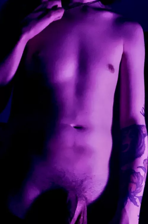 felt like having some fun with my purple lights this morning. 🥵🔪