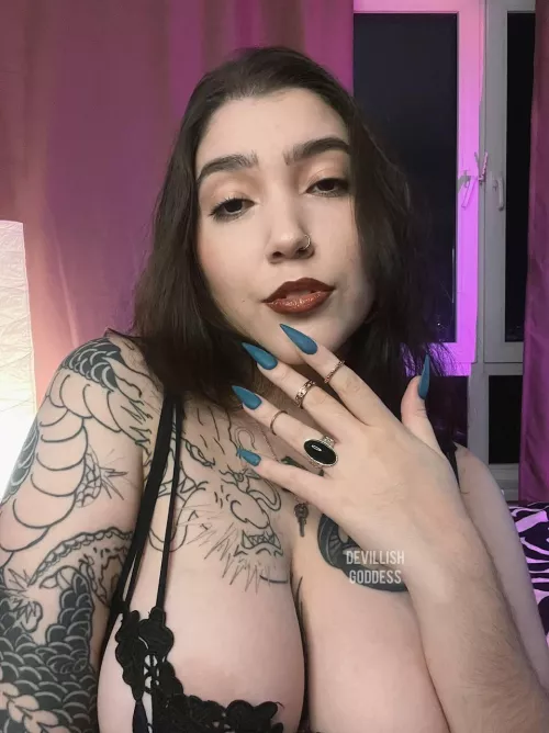 I know My nails make you weak