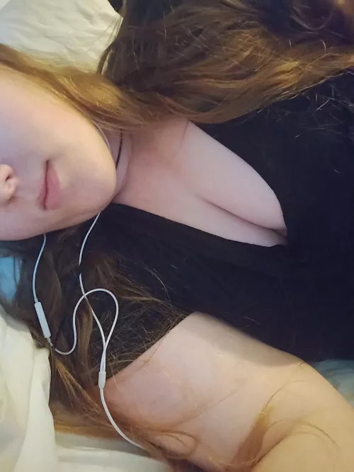 Just having a lazy day in bed 🥰