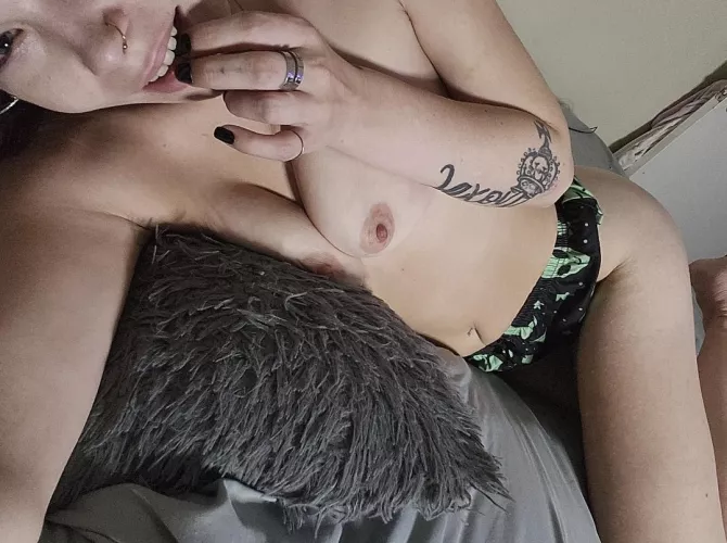 New bed sheets & freshly shaven legs; yes 😍