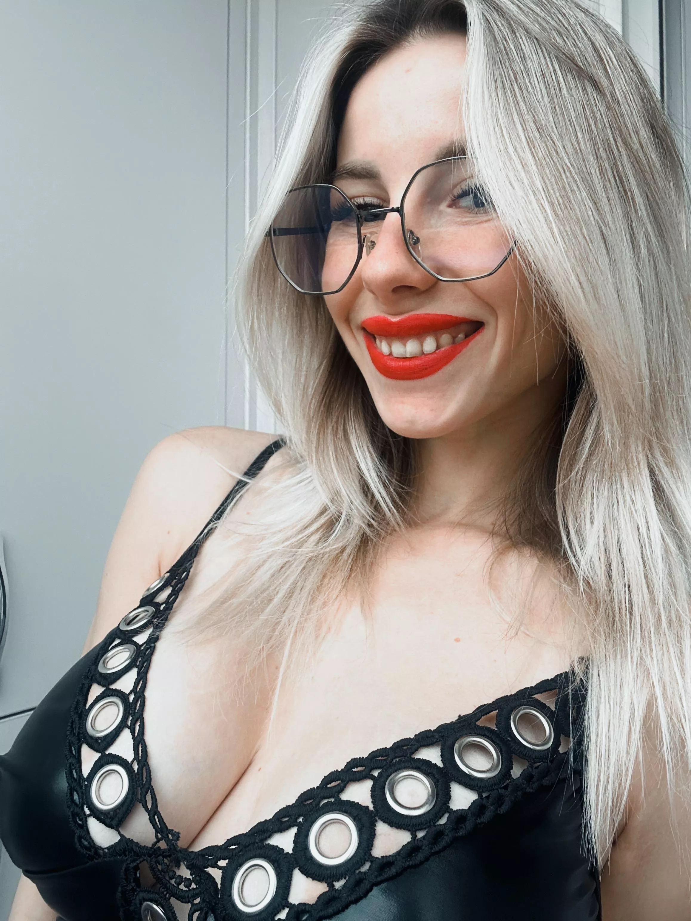 Red lipstick and glasses make me very slutty
