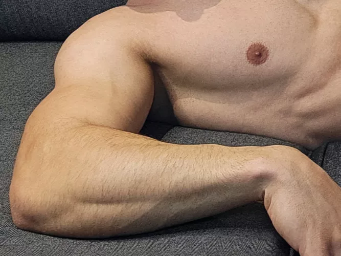 Relaxing on the couch 😌..