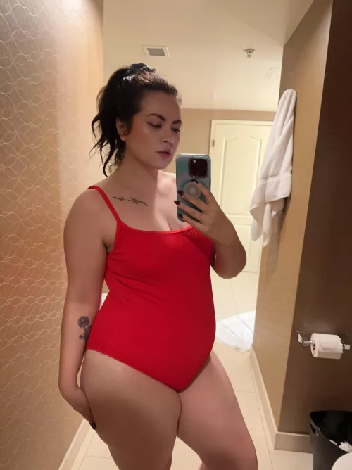 This lifeguard didn’t skip any meals on vacation… 🤰👀🤭