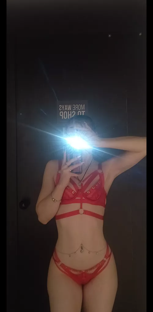 Would u fuck me in the changing rooms ?