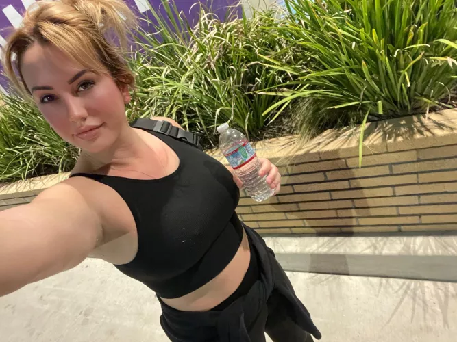 Would you notice me in my black croptop when you would walk past me on the street?