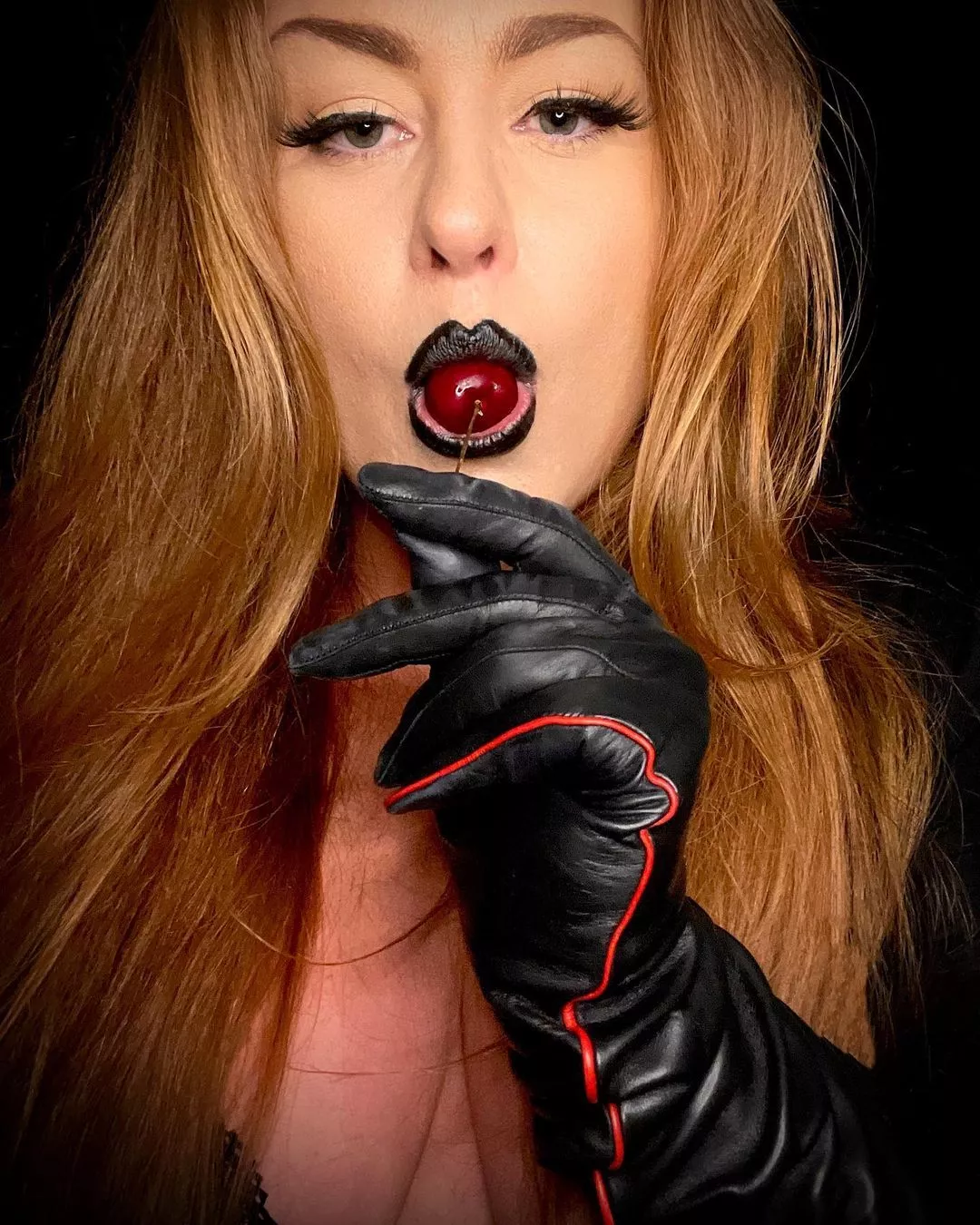 Hey there tiger.. let's test this lipstick 😘🐯😘