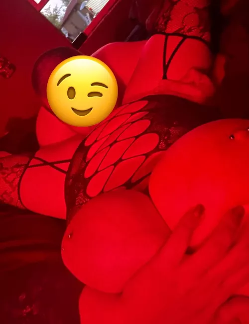 Hotwife looking for a bull play with or without hubby. Must be 20 miles from Tecumseh or it won’t work. Must be able to play on weekends.