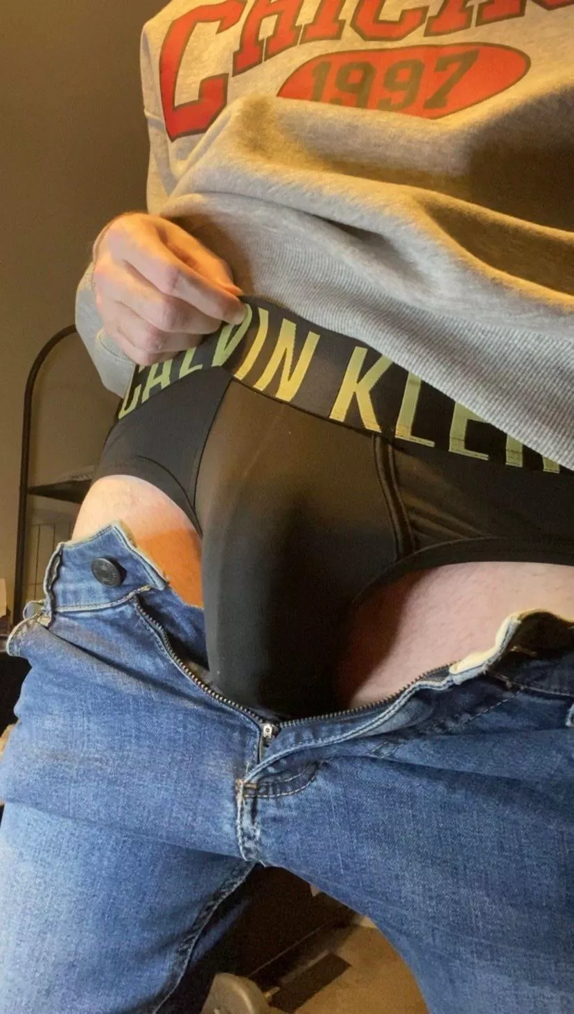 How’s my bulge looking?.. 👀😉