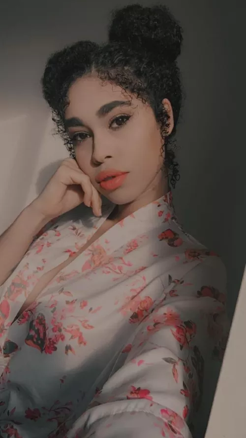 Lazy afternoons.. Come chat with me today